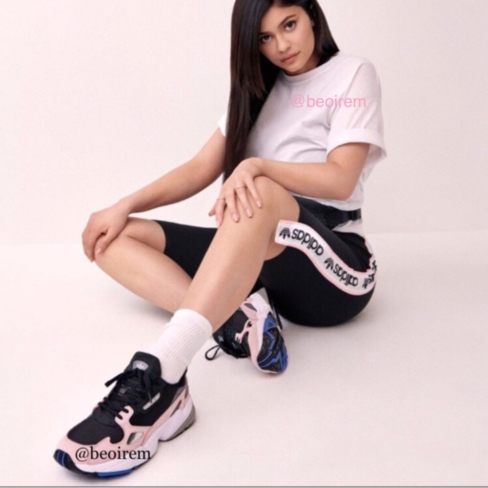 AdiDaS FalC0n SneAKeRs US 8.5  🔥